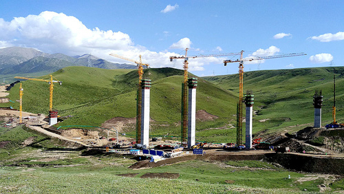 1482987017300663.jpg 扎倒公路垭口大桥桩基施工现场与环境保护.jpg